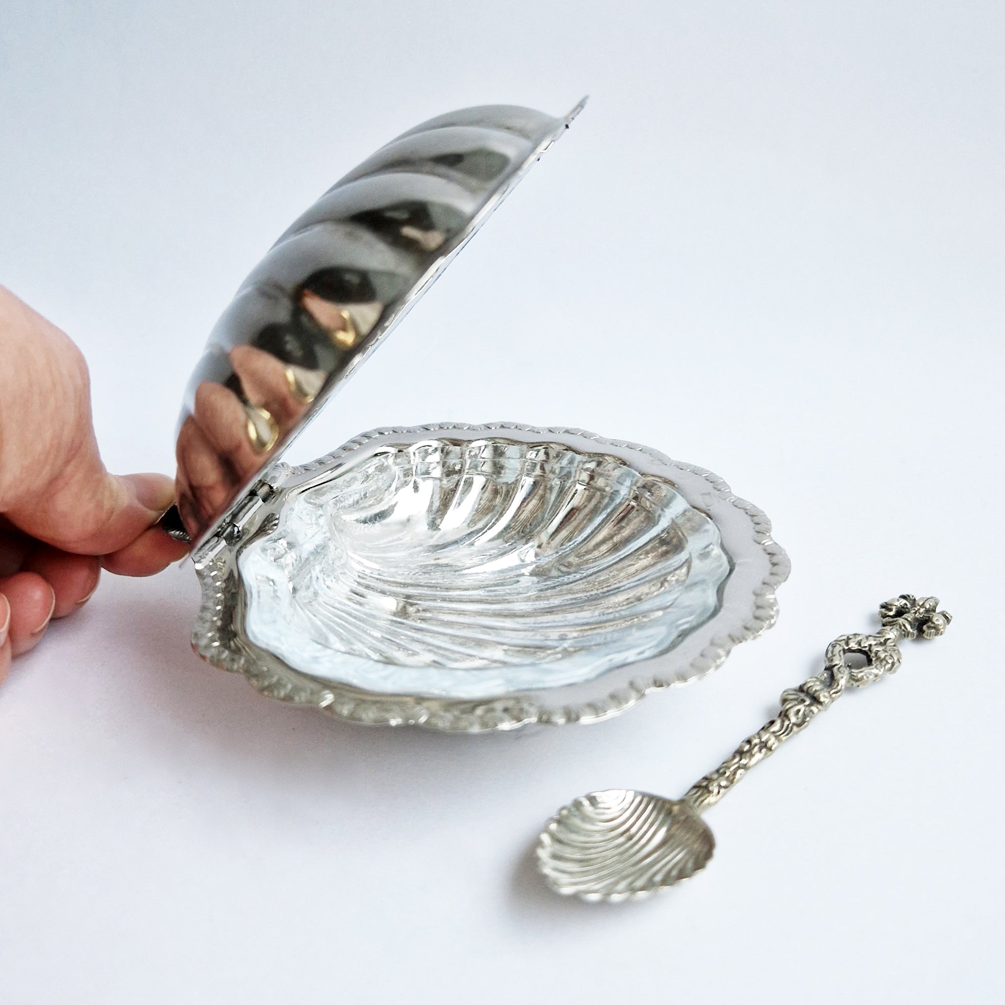 Vintage clamshell dish