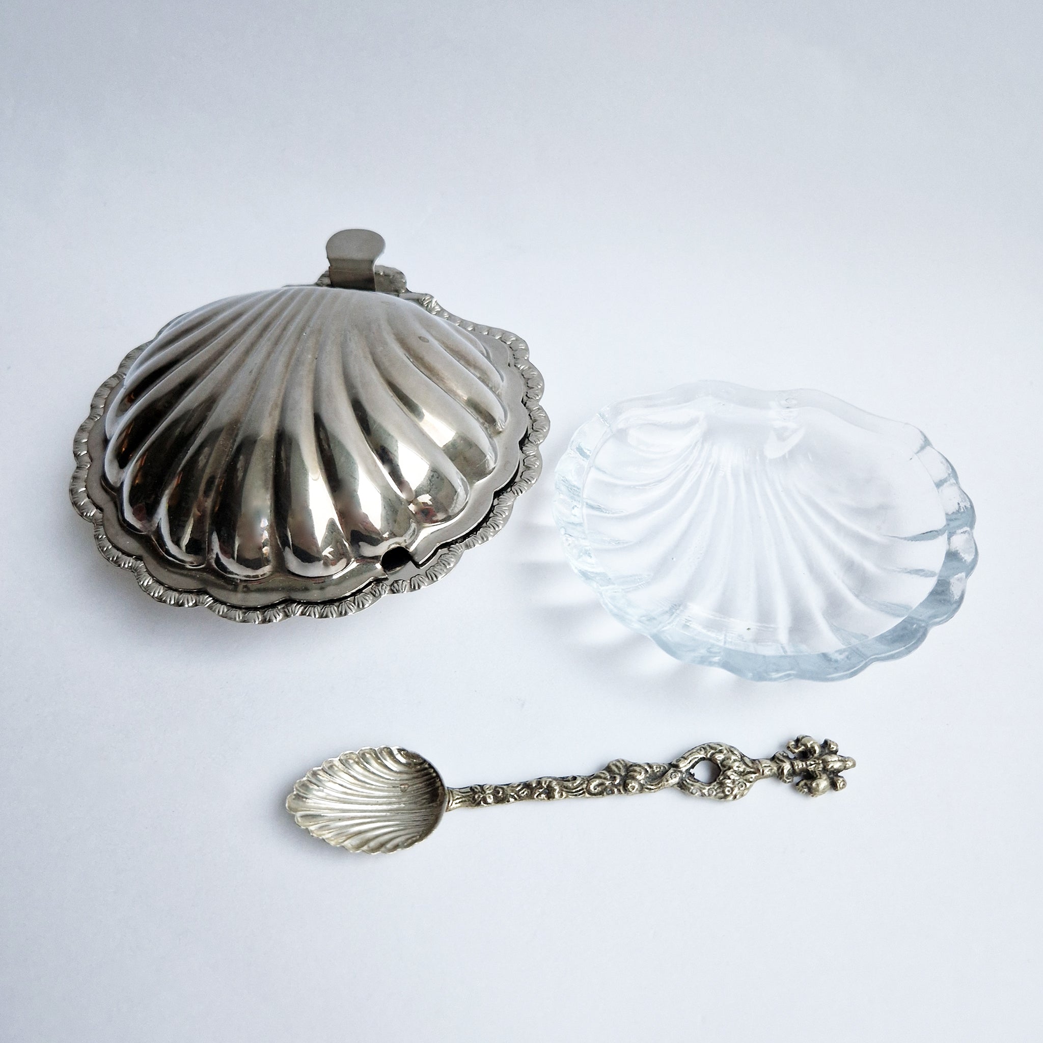 Vintage clamshell dish