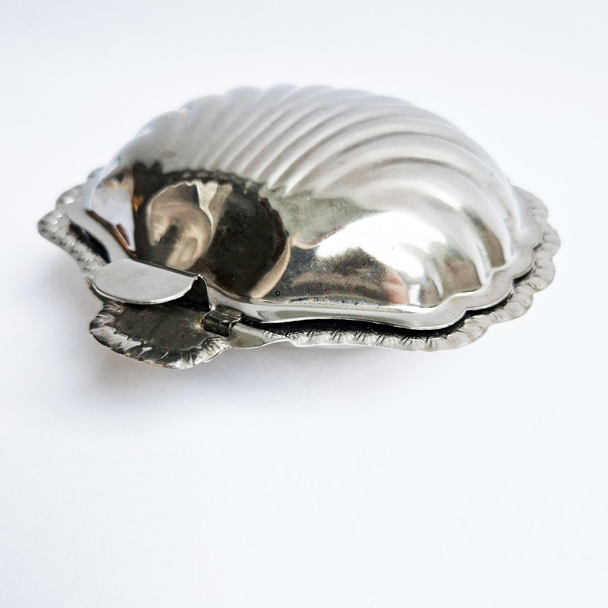 Vintage clamshell dish