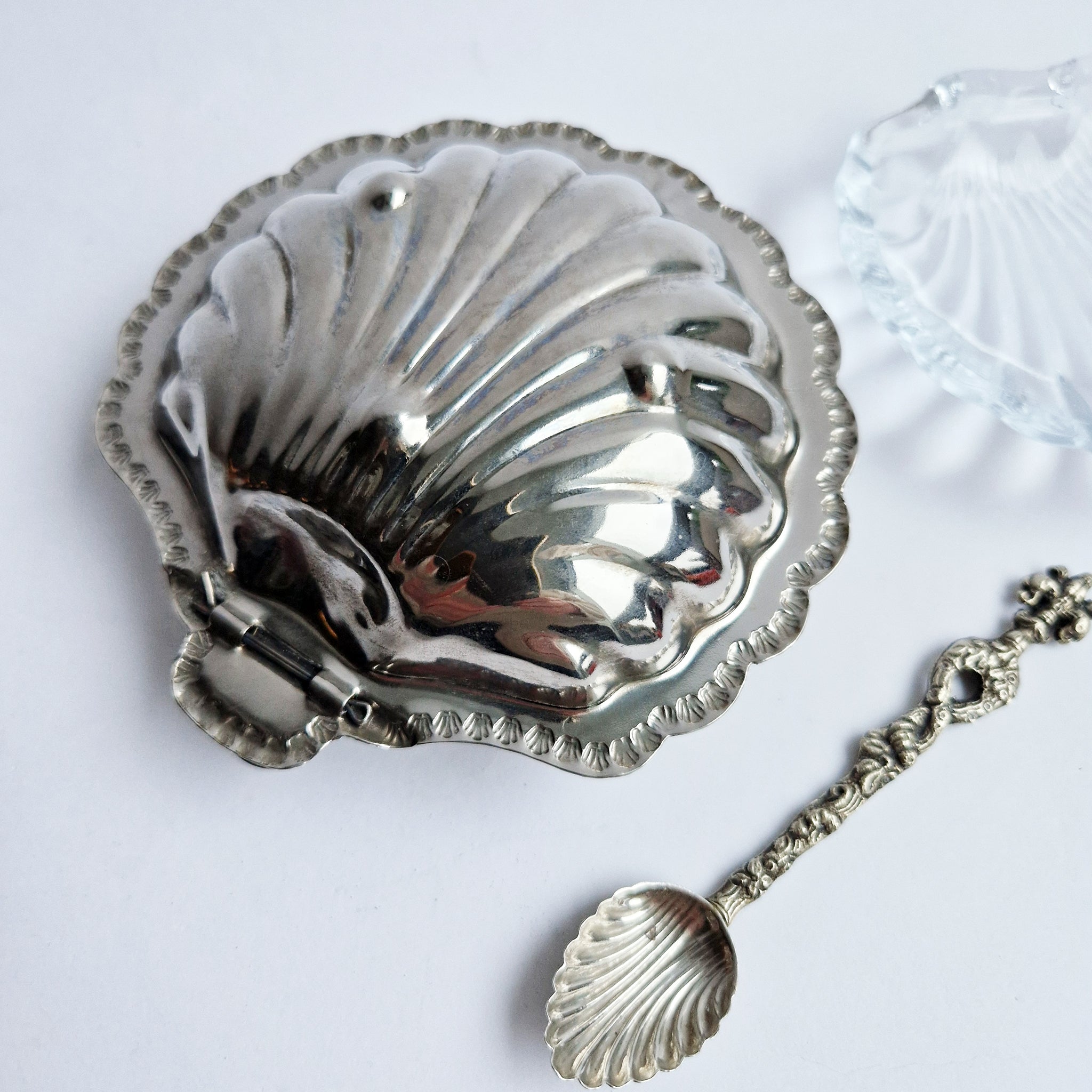 Vintage clamshell dish