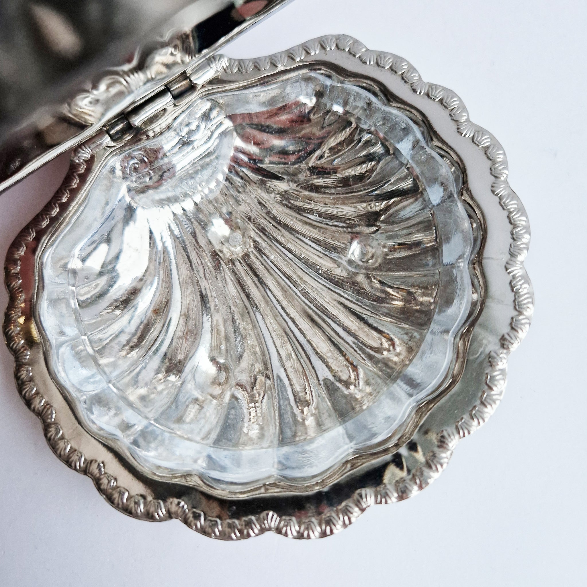 Vintage clamshell dish