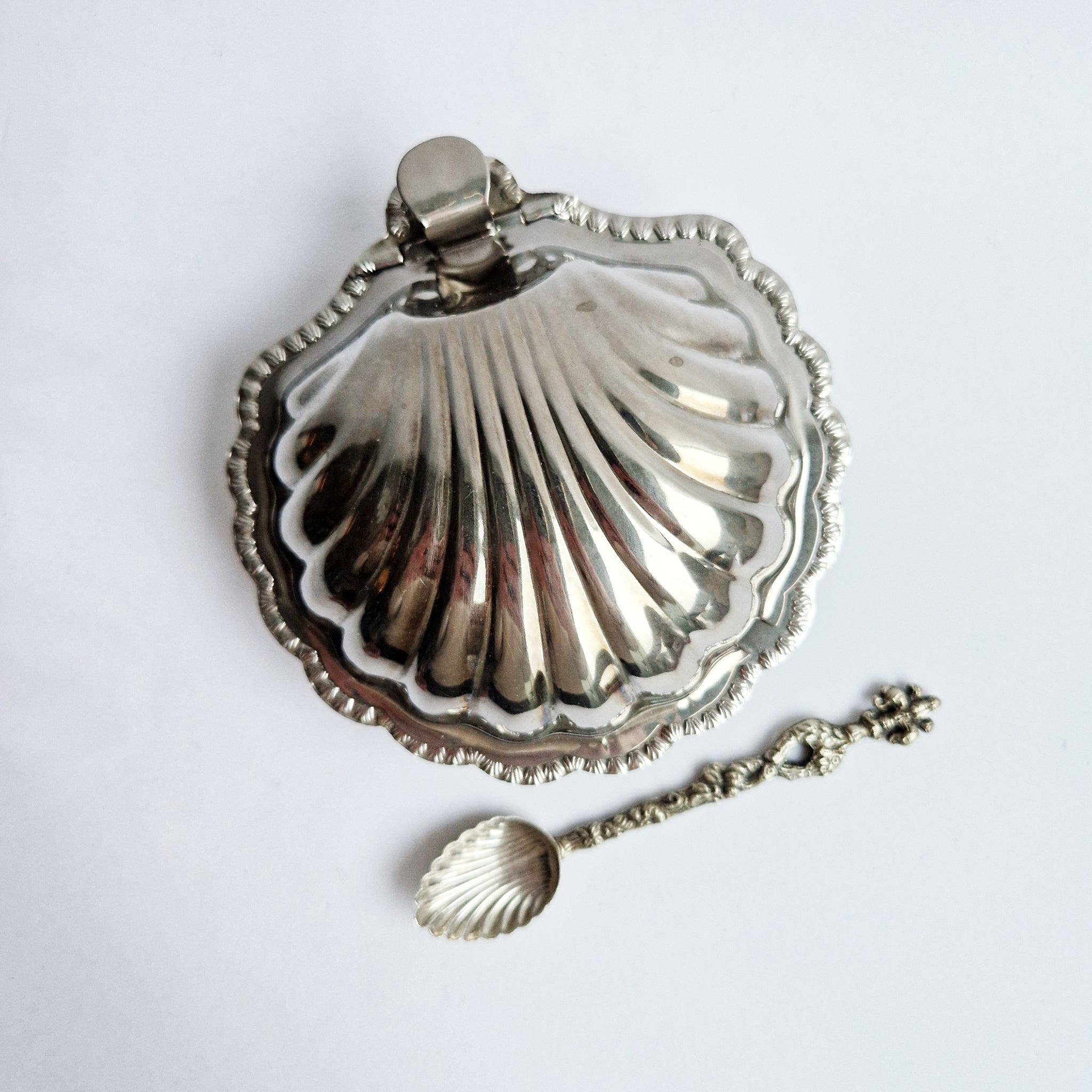 Vintage clamshell dish