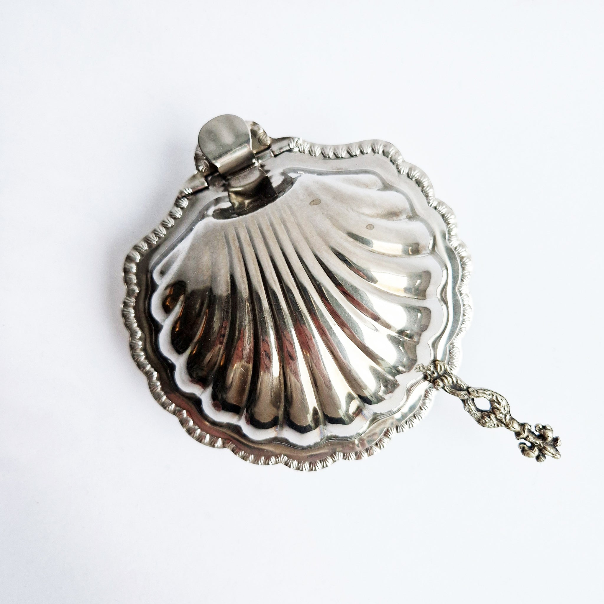 Vintage clamshell dish