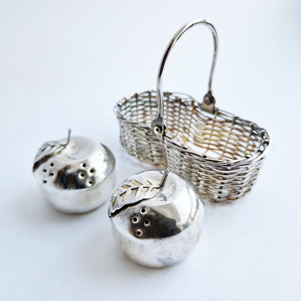 Apple salt and pepper shakers (Pre-loved)
