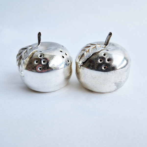 Apple salt and pepper shakers (Pre-loved)