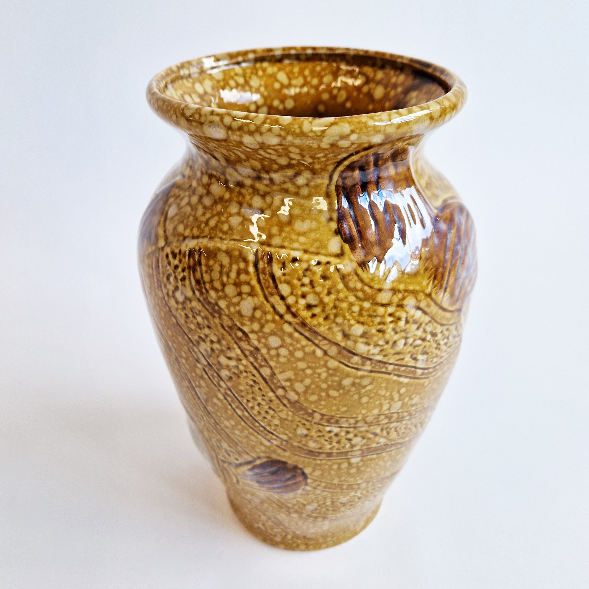 Ceramic vase with kissing fish motif