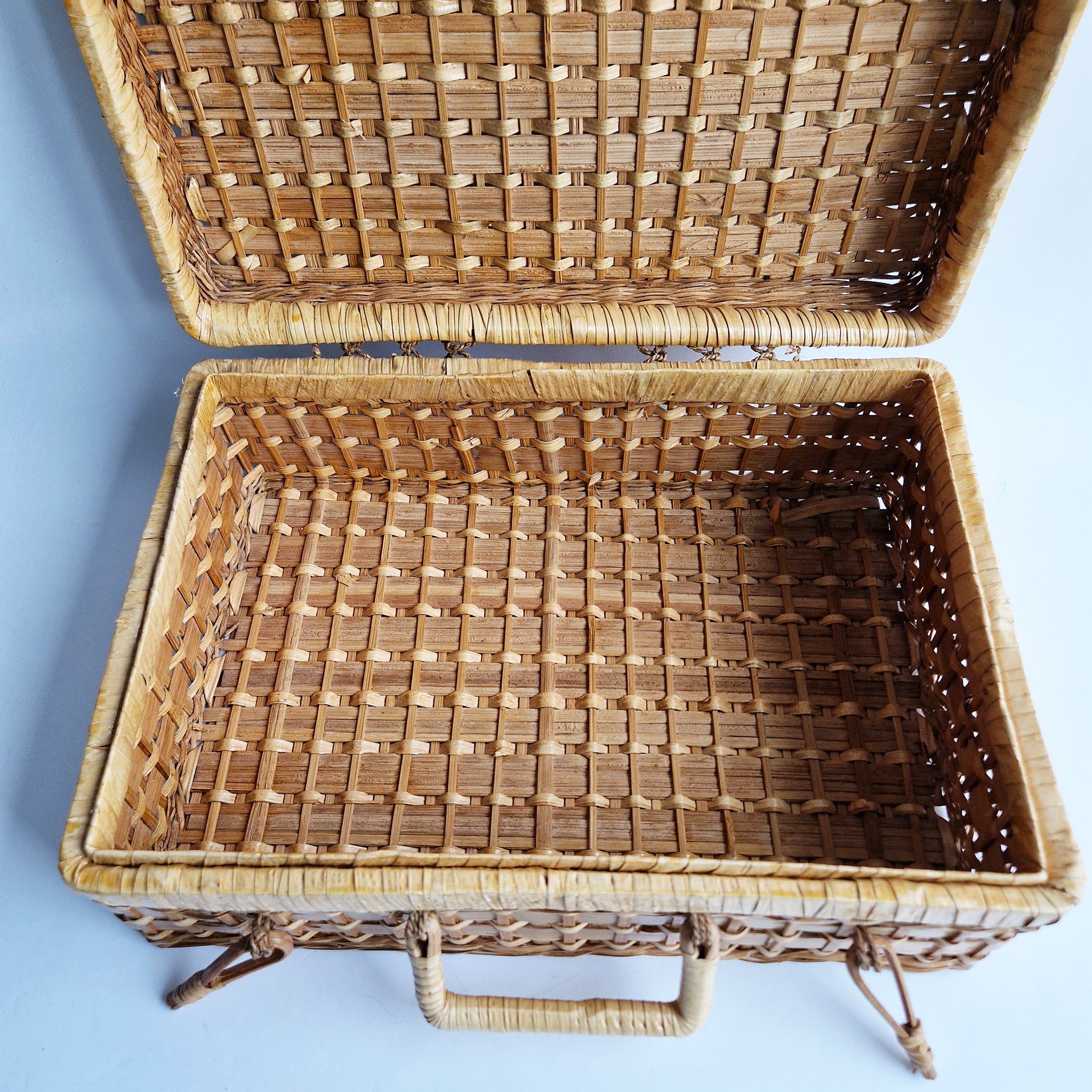 Vintage rattan case